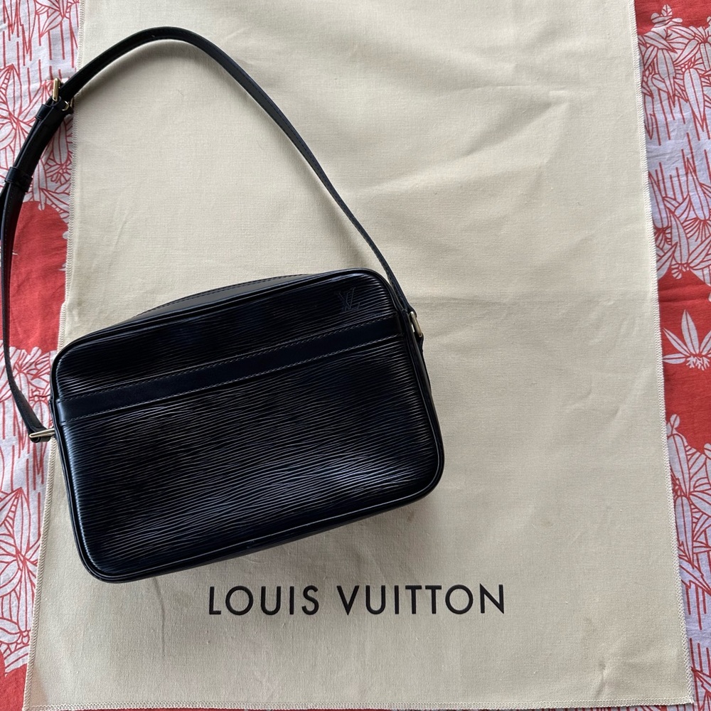 Louis Vuitton Trocadero PM 23 Epi Black, altered to be a shoulder bag! 🤩🤩🤩